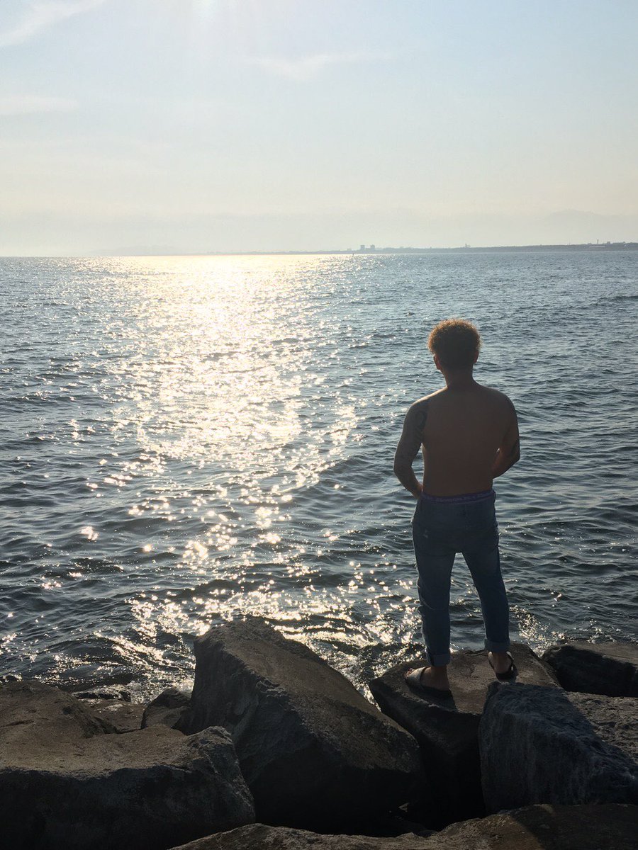 しょーへー 江ノ島行ってきたよ W 後輩と海で日向ぼっこ 気持ちよかったー O O かっこいい写真いっぱいw 後ろ姿はかっこいい T Co J5saotsxu8 Twitter