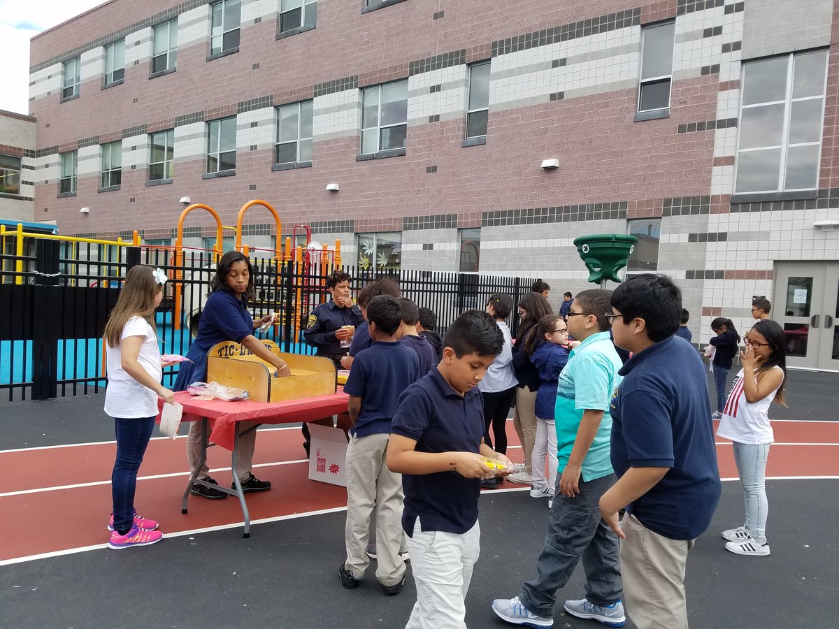 oliverExcel's tweet photo. Fun Day Oliver &amp; South @raymarin_ELT @SWilsonELT @kelly_kmarquis @OliverSchool @ELT_Newark @SouthStreetNPS https://t.co/PcSwlJgSgS