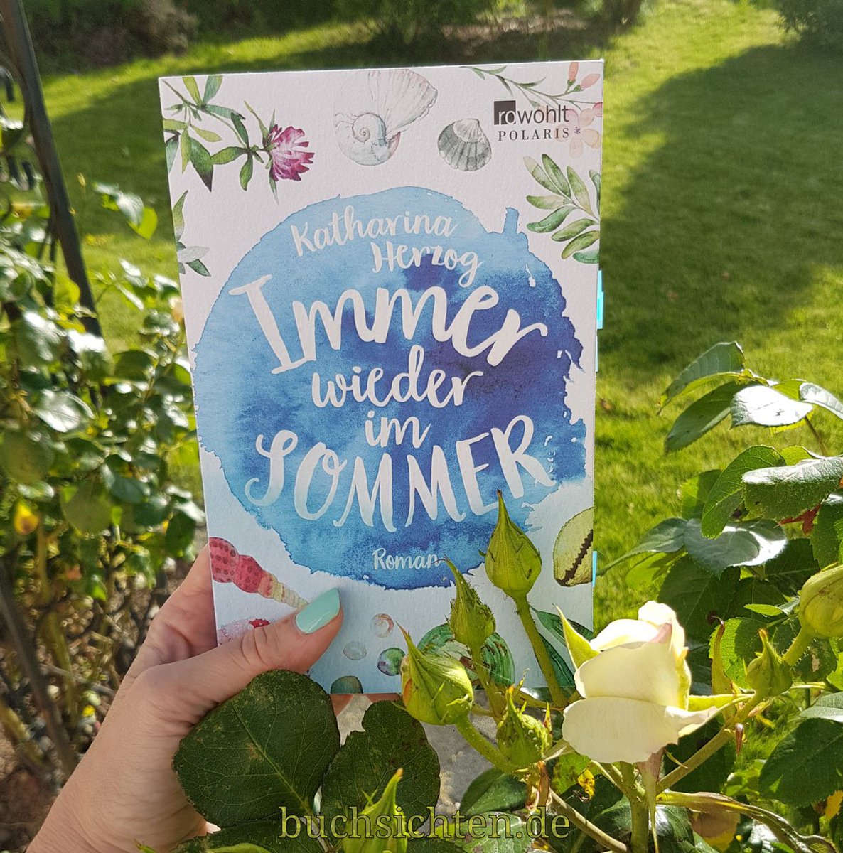 Seid ihr noch auf der Suche nach einem Buch für Strand oder Terrasse? Meine unbedingte Leseempfehlung: buchsichten.de/2017/05/rezens… <a href="/rowohlt/">Rowohlt Verlag</a>