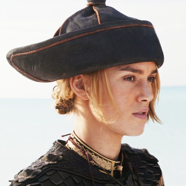 Имя британской актрисы из пиратов карибского моря. Элизабет Суонн Капитан.