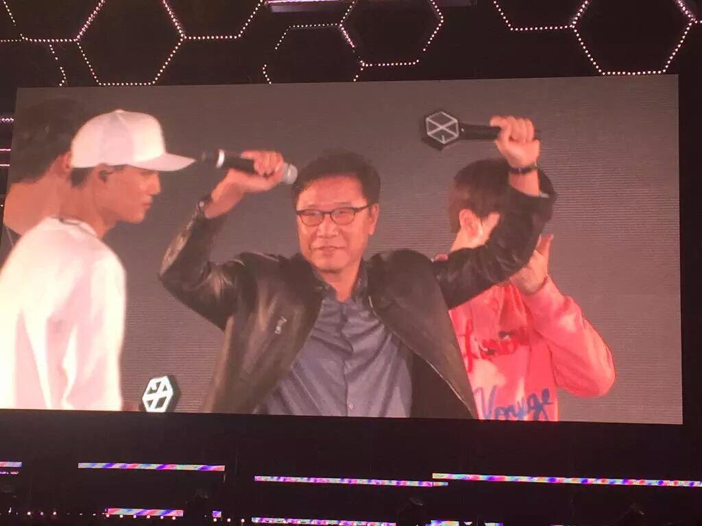 parkyoda92_'s tweet photo. ครูลีซูมานมาคอนอซ.ตลอดเลย ตอนเลิฟคอนปีที่แล้วก็มา คอนดอทปีนี้ก็มา เหมือนพ่อมาเชียร์ มาให้กำลังใจลูกๆอ่ะ ประสบความสำเร็จแล้วนะลูก น่ารักมากๆ😭 https://t.co/UEPEsazqhI