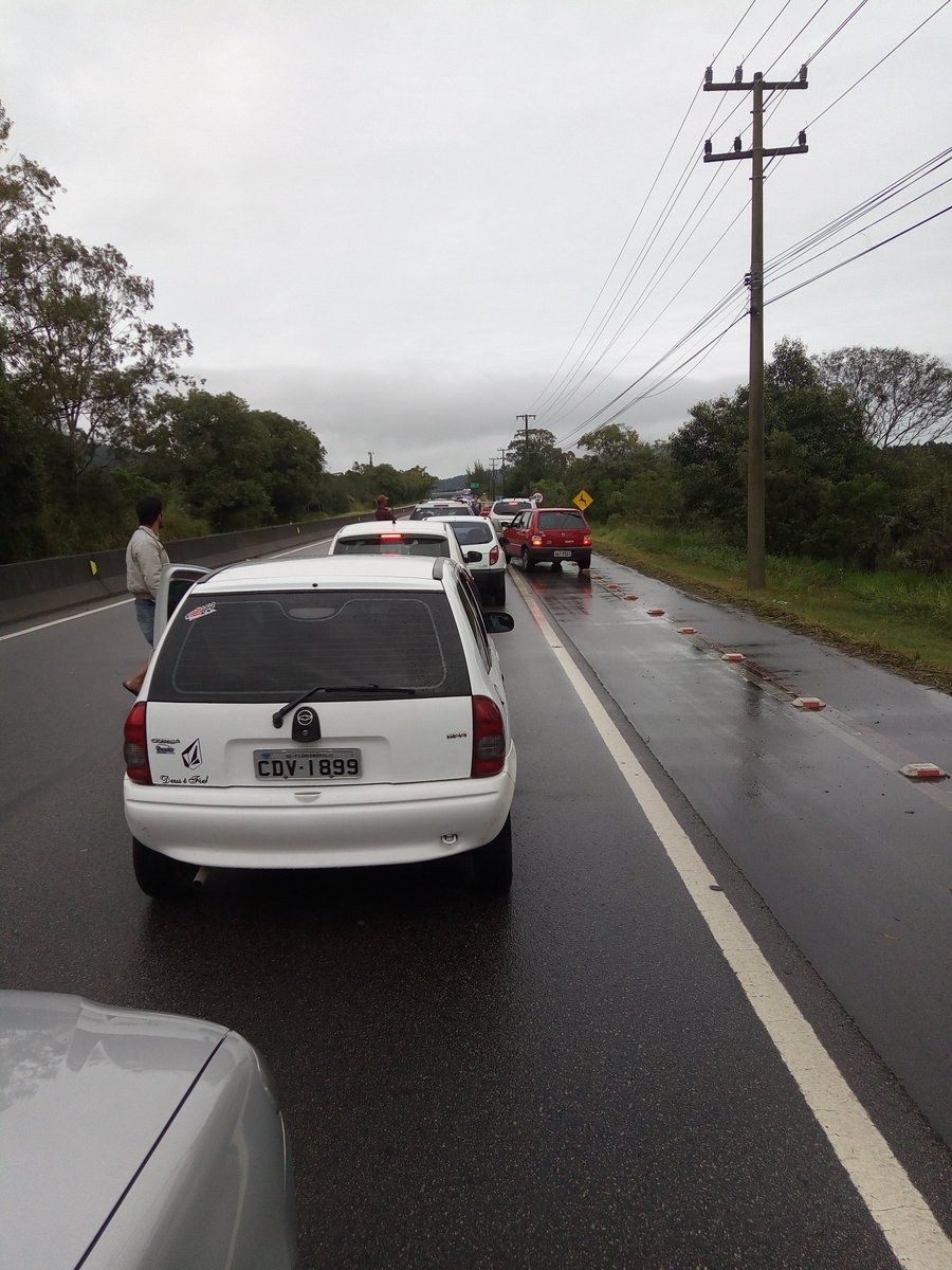evandro_us's tweet photo. O mundo é dos "espertos", nessas horas a @PRF191SC e @pmscoficial não aparecem...
@t24horas #ironman #ironmanflorianopolis https://t.co/cK121rUat4