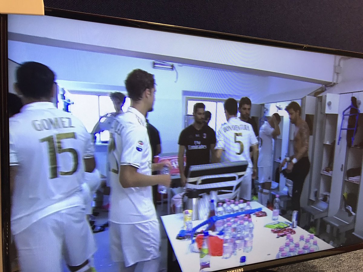 PDumanowski's tweet photo. Rossoneri gotowi! Za chwilę ruszamy z Cagliari-AC Milan, pierwszy niedzielny mecz w Serie A. Zapraszam do #ElevenExtra @ElevenSportsPL 😊 https://t.co/NbNyhULlbl
