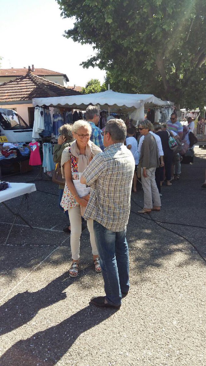 moniquelimon38's tweet photo. Accueil chaleureux sur le marché des cités de Roussillon !
#LaRépubliqueEnMarche #Législatives2017 #3807 https://t.co/5xzVv0dE8S