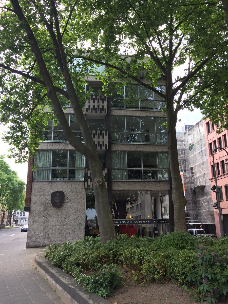 schomberg's tweet photo. #Architekturspaziergang #Köln.
Und endlich mal das "Haus #Wefers" weggeguckt. #Paramente https://t.co/5hVQreeNKA