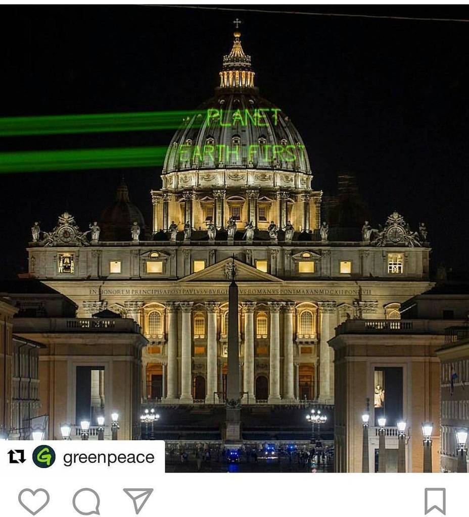 modaconsapevole's tweet photo. #repost Greenpeace 🙅 Feeling superproud of my hometown revolutionary welcome to Mr Potus #Rhome #modaconsapevole #… https://t.co/VEA9rLHHSp https://t.co/lBQxZUfywR