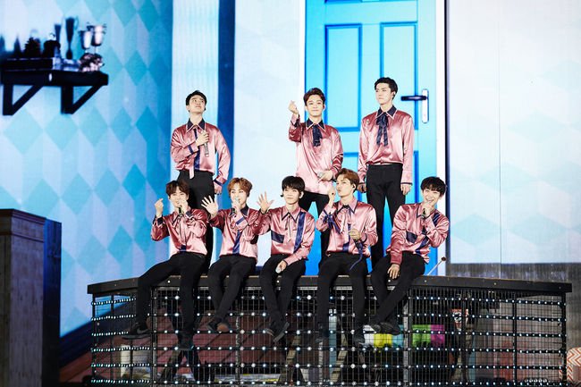 BUBBLETEAHOLIC's tweet photo. [Naver] EXO'rDIUM[dot] จบลงแล้วค่ะ

"3ชั่วโมง 31เพลง 70000คน"
"EXO กลายเป็นประวัติ ณ จัมชิล"
"นี่คือก้าวแรก"
https://t.co/FuY1mqOyKJ https://t.co/Tr8OJo0FK7
