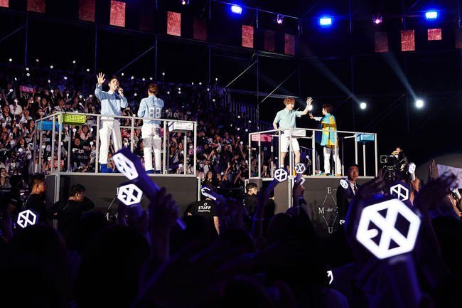 BUBBLETEAHOLIC's tweet photo. [Naver] EXO'rDIUM[dot] จบลงแล้วค่ะ

"3ชั่วโมง 31เพลง 70000คน"
"EXO กลายเป็นประวัติ ณ จัมชิล"
"นี่คือก้าวแรก"
https://t.co/FuY1mqOyKJ https://t.co/Tr8OJo0FK7