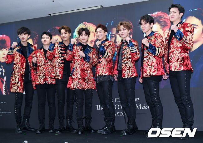 BUBBLETEAHOLIC's tweet photo. [Naver] EXO'rDIUM[dot] จบลงแล้วค่ะ

"3ชั่วโมง 31เพลง 70000คน"
"EXO กลายเป็นประวัติ ณ จัมชิล"
"นี่คือก้าวแรก"
https://t.co/FuY1mqOyKJ https://t.co/Tr8OJo0FK7