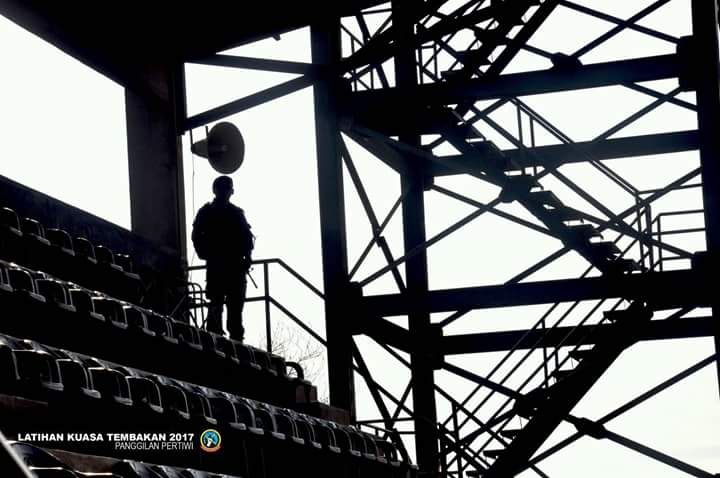 PPertiwiM's tweet photo. Guarding in silent @TenteraDarat #siapsiaga #fpt2017 https://t.co/h0oeqDg9ZB