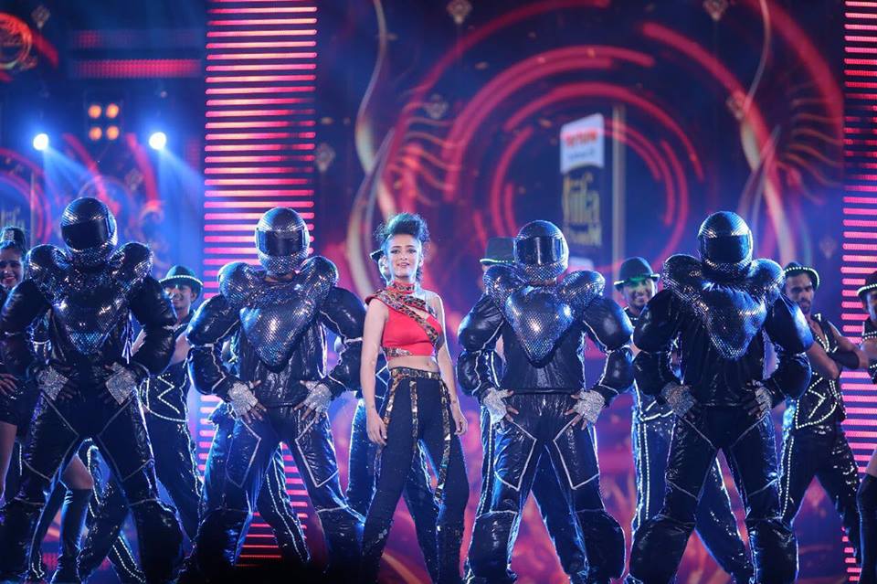 IIFAUtsavam's tweet photo. Powerhouse of talent @AksharaHaasan1 rocks the #IIFAUtsavam stage with her jaw dropping performance! @SunTV @SuryaTV @GeminiTV @UdayaTV https://t.co/cyaEJc64j1