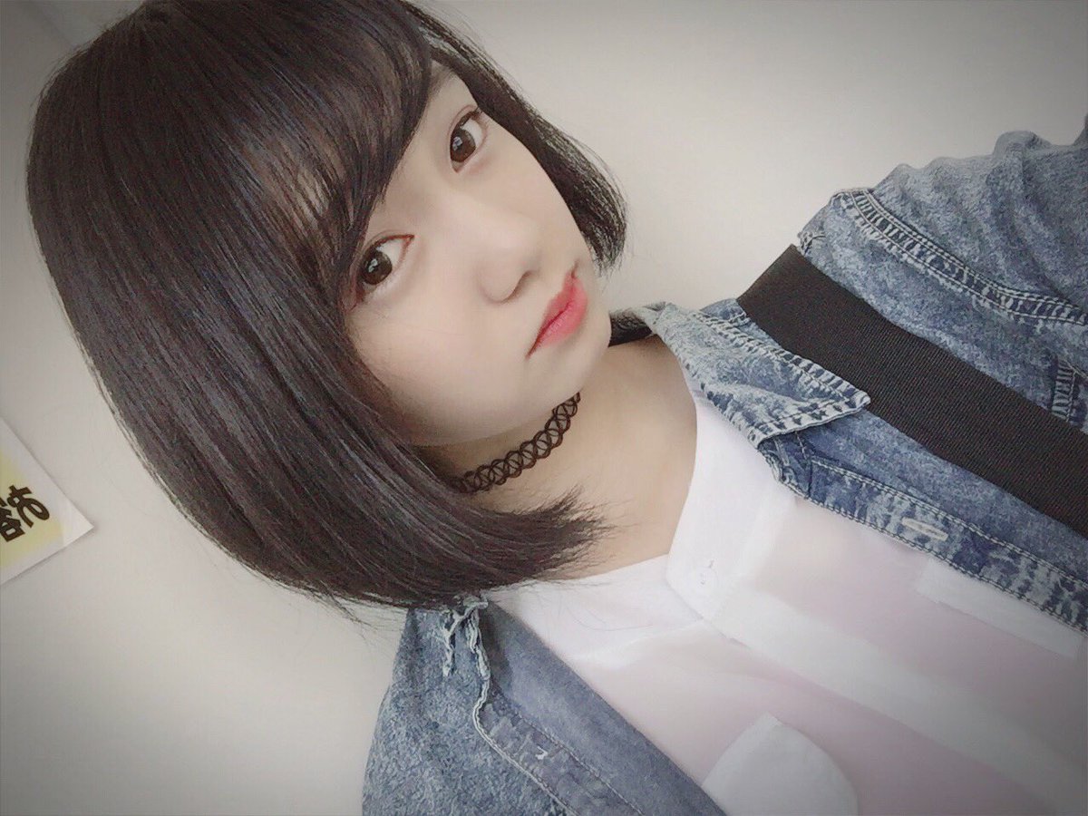 チョーカーつけてる女の子