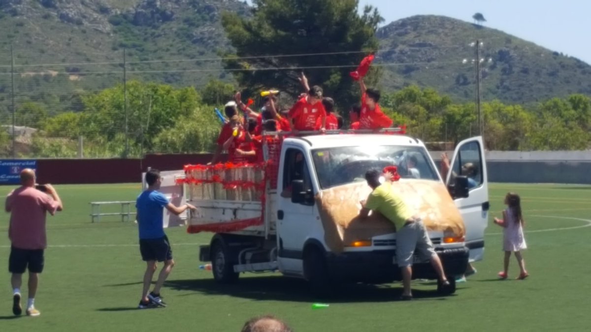 Avuí matí tb hem estat a Ses Pesqueres per veure la victora dels Infantils F7 del <a href="/CE_ARTA/">Club Esportiu Artà</a> per 4-2 al Llevant. Campions de Lliga! Enhorabona