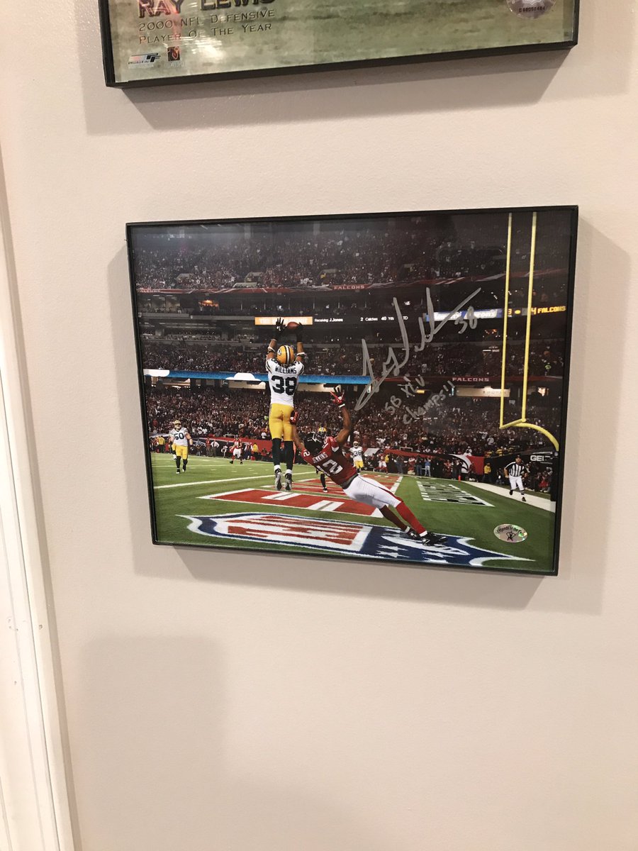 TheMarcusGraham's tweet image. Finally got my @HighRizer22 hung in the man cave 👍🏾#Respect #PackerForLife #GoPackGo