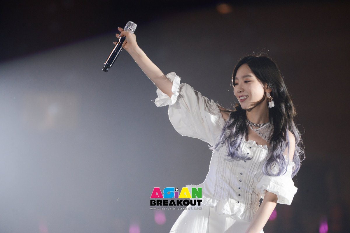 [PIC][27-05-2017]TaeYeon khởi hành đi Thái Lan để tham gia Concert - "PERSONA in BANGKOK" vào chiều nay - Page 4 DA6wqQ7UMAIjbjr