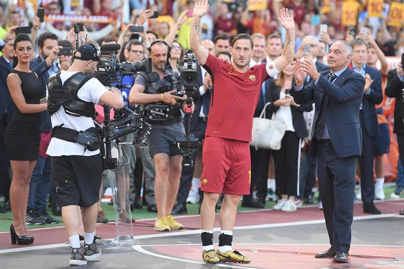 MercaGol's tweet photo. "Venciste tu batalla contra el fútbol moderno. 25 años con la misma camiseta". Pancarta de los hinchas de la Roma en el adiós de Totti. https://t.co/roFYJ3jOjr