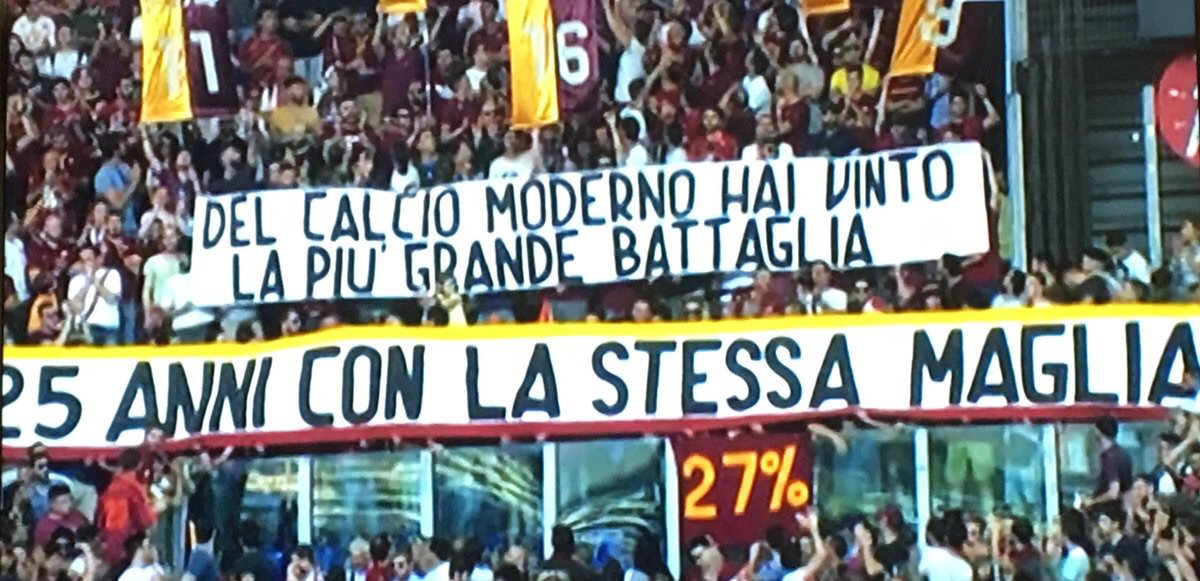 MercaGol's tweet photo. "Venciste tu batalla contra el fútbol moderno. 25 años con la misma camiseta". Pancarta de los hinchas de la Roma en el adiós de Totti. https://t.co/roFYJ3jOjr