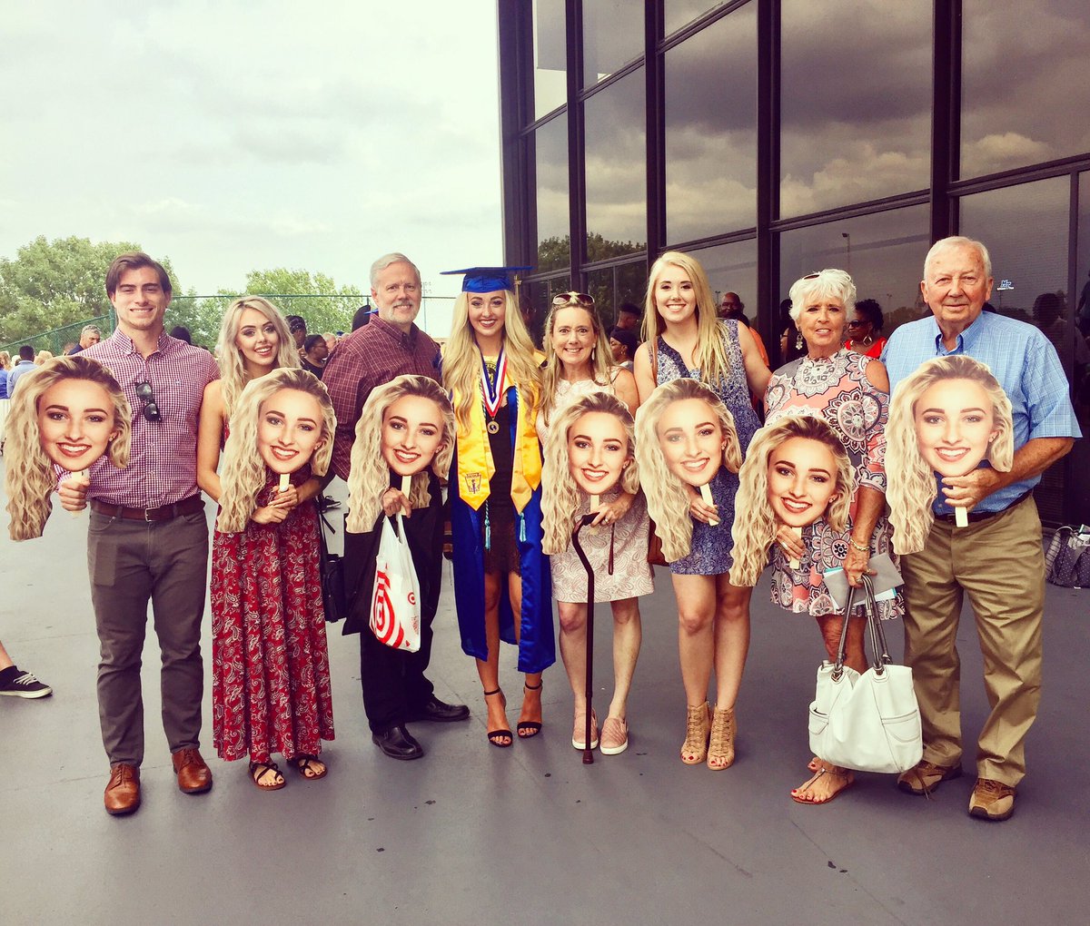 mmstarks99's tweet photo. I have the best family ever🎓💙💛 #probablybecause thereiseightofme https://t.co/mMkKzXq5Sj