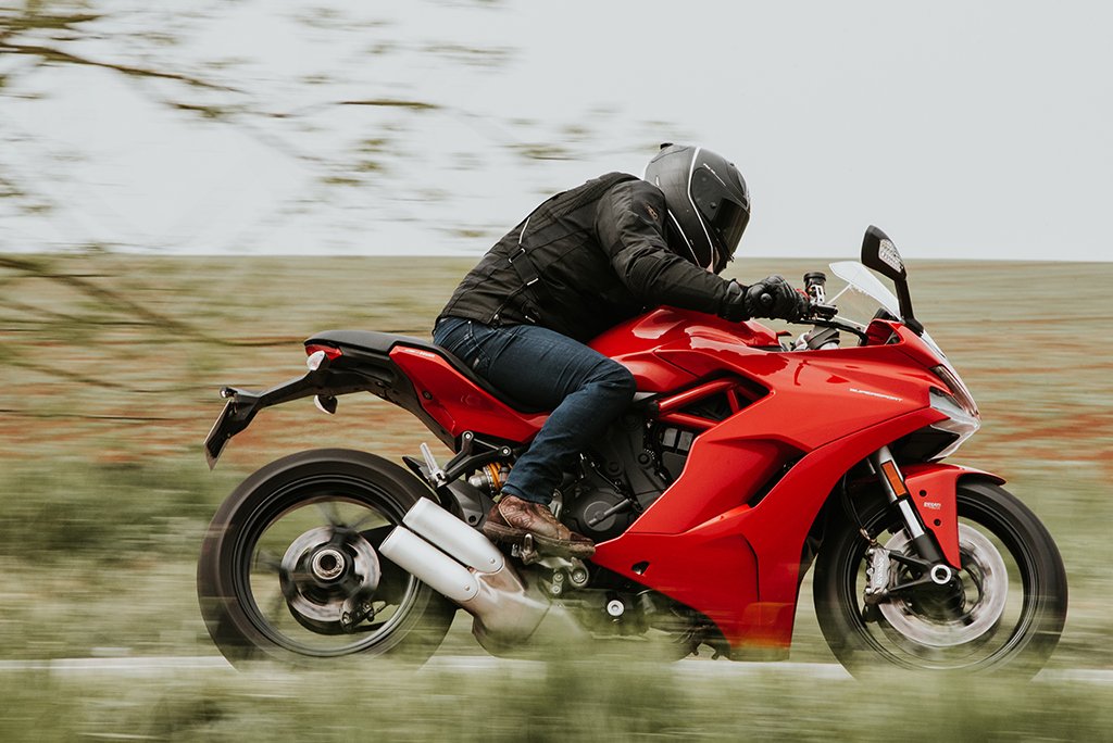 Fastandlucky's tweet photo. Essai de la Ducati 939 SuperSport, une bécane sympa pour rouler avec la banane https://t.co/BwQ8zXInZj @DucatiFrance #ducati #supersport https://t.co/6kFh1OioDx