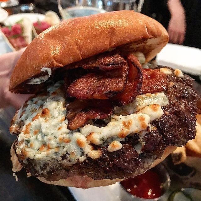 14andhudson's tweet photo. It's National Burger Day🍔🥓🍺🇺🇸 awesome photo from rad__eats of our Hudson Burger. Blue cheese, bacon, frizzled onions. #burger #nationalburg… https://t.co/6N7jWet7q2