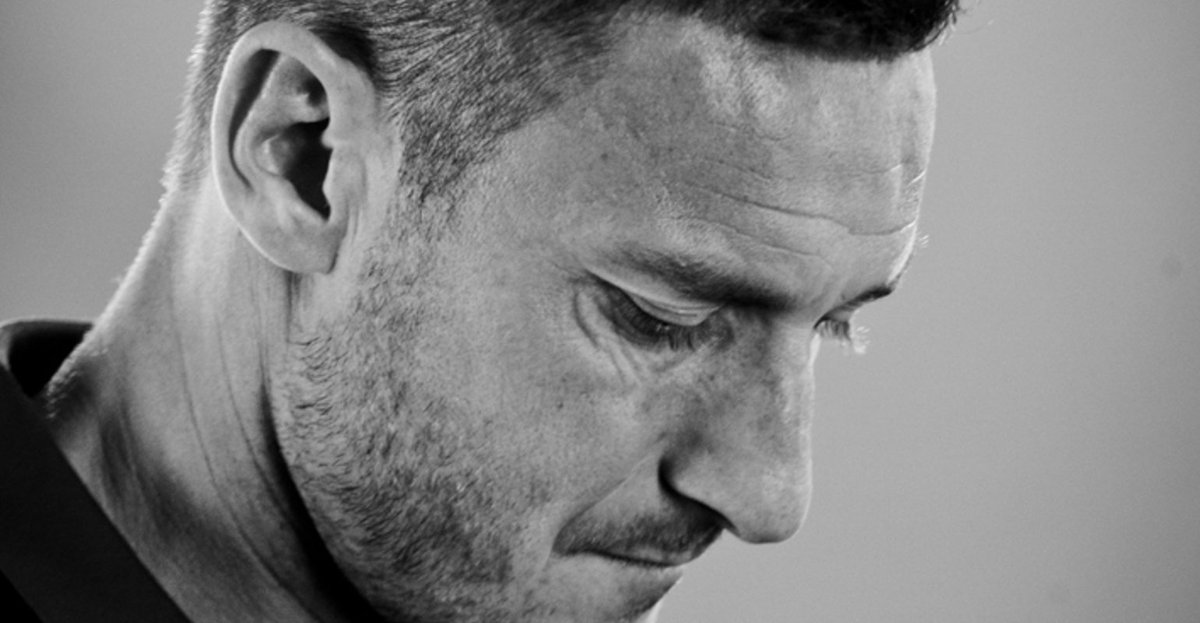 OfficialASRoma's tweet photo. “Vi amo”: la lettera di @Totti ai tifosi
https://t.co/5YotMm1qMz

#TottiDay #Totti https://t.co/oOZkU56ssM
