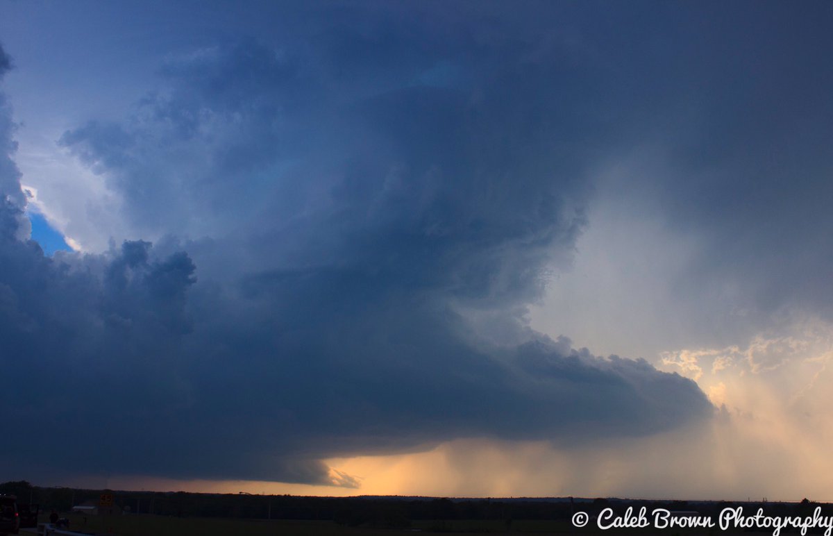 CalBrown777's tweet photo. Awesome supercell structure yesterday evening east of Bartlesville, Oklahoma. #okwx @NWStulsa https://t.co/cTjTFrANJY