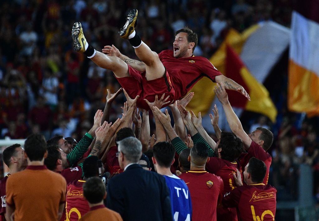 Squawka_Live's tweet photo. Roma players throw Francesco Totti into the air after his final appearance for the club. 

👏 https://t.co/YK524IgNvX