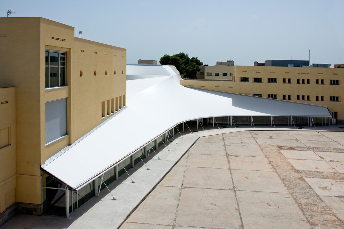 White roofs are three times more effective than either green/black ones in combatting climate change. buff.ly/2r2mTaV