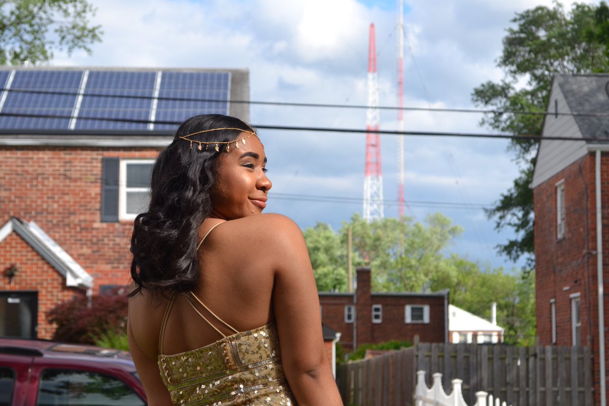 guurlaaaa's tweet photo. "Au in the gold" #prom2k17 https://t.co/XhwmQjlb5g
