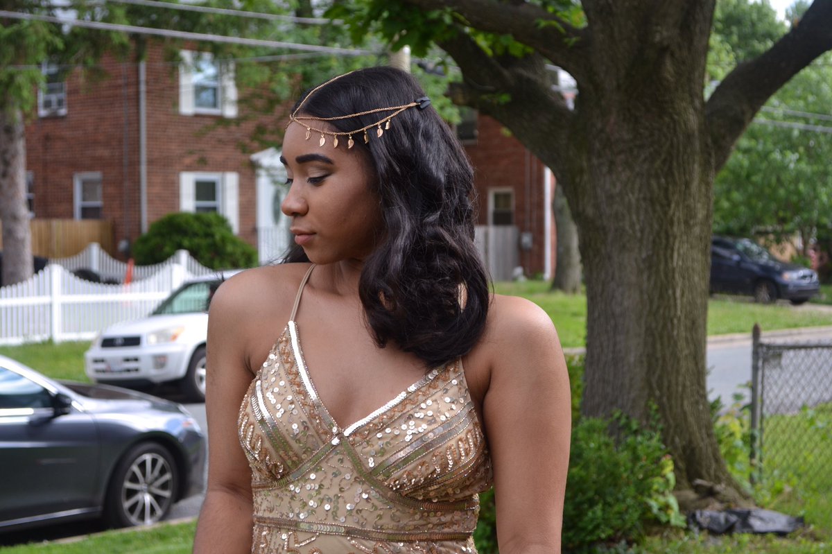 guurlaaaa's tweet photo. "Au in the gold" #prom2k17 https://t.co/XhwmQjlb5g