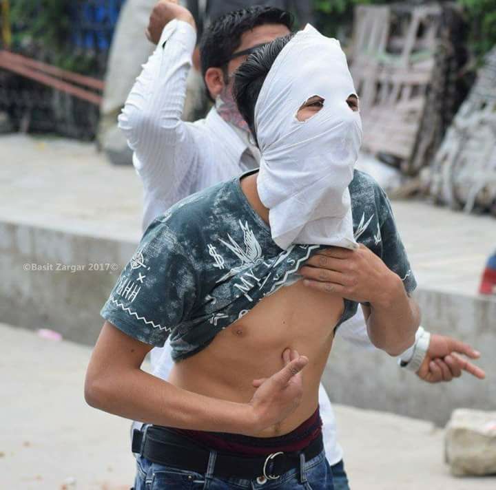 mohsin_now's tweet photo. A fresh click from Indian Held Kashmir, young man inviting Indian Army to hit his solar plexus. This is #FREEDOM_MOVEMENT https://t.co/nr8ZNjarlZ