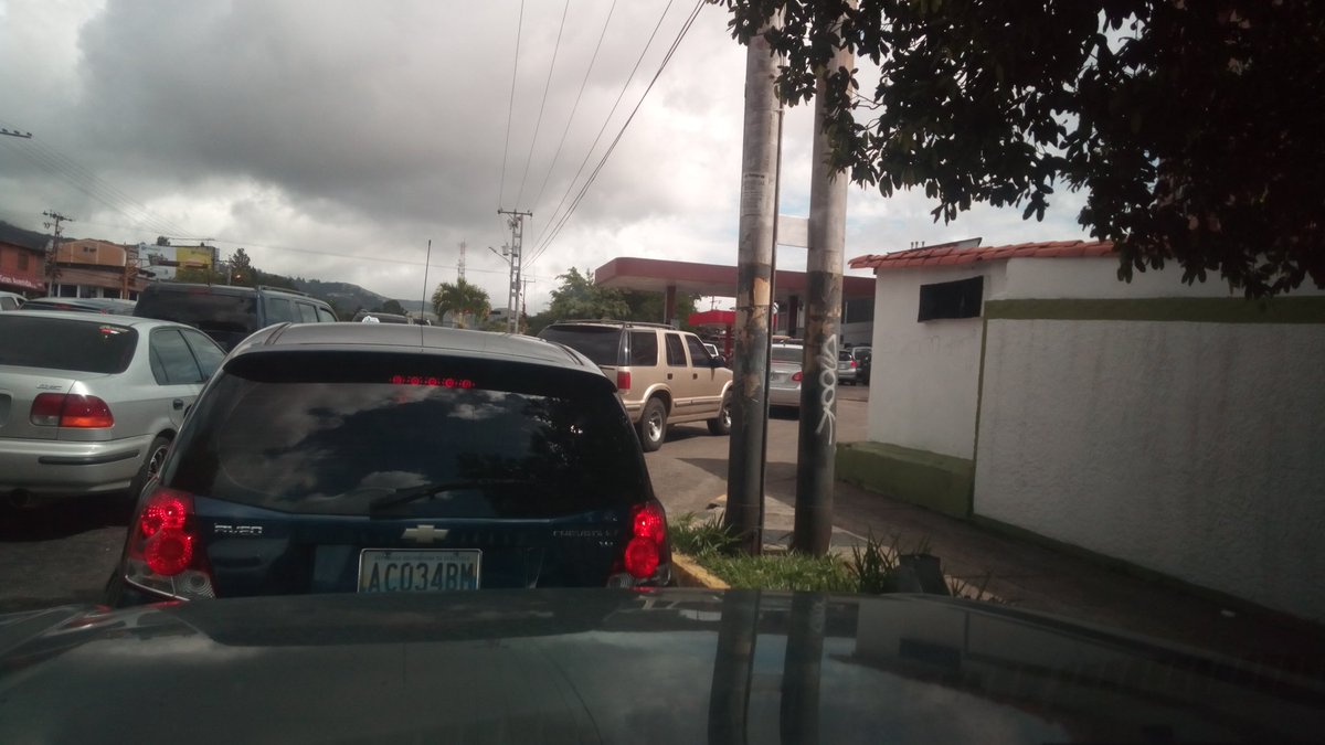 elinforme's tweet photo. Disminuyen colas de gasolina en San Cristóbal. Mejoró abastecimiento de combustible este domingo https://t.co/Kv1LygxhaE