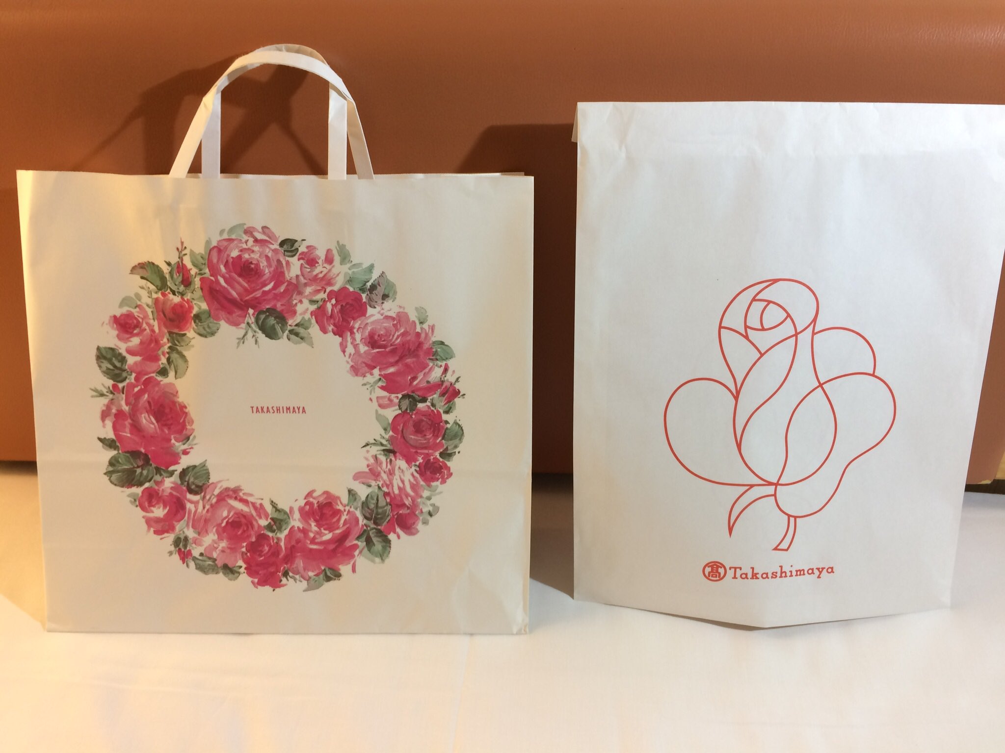 青木伸也 Aoki Nobuya 写真1枚目は高島屋の紙手提げと紙袋 わぁ 昔のcmのとおりバラの包みなんだ と思った 2枚目は新宿で あんなビル 前から建ってた 頂部にクレーンが残っているから建設中 と思って撮影 T Co Qfdfslpcig Twitter