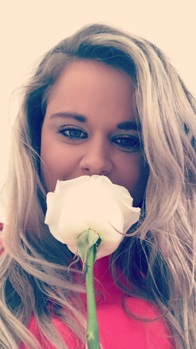 ashleythomas_x's tweet photo. Mr and Mrs Thompsons wedding! 👰🏼🎩❤️ https://t.co/UroYXopSle
