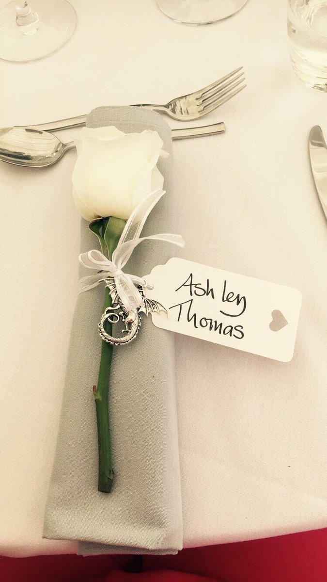 ashleythomas_x's tweet photo. Mr and Mrs Thompsons wedding! 👰🏼🎩❤️ https://t.co/UroYXopSle