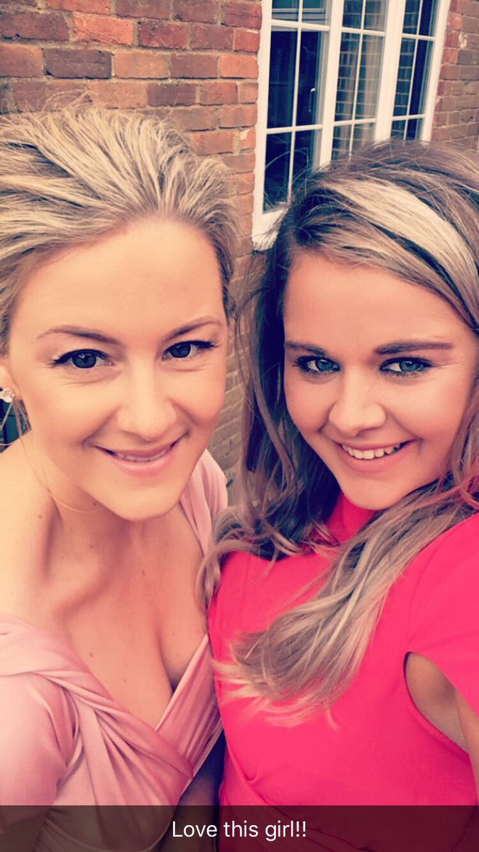 ashleythomas_x's tweet photo. Mr and Mrs Thompsons wedding! 👰🏼🎩❤️ https://t.co/UroYXopSle