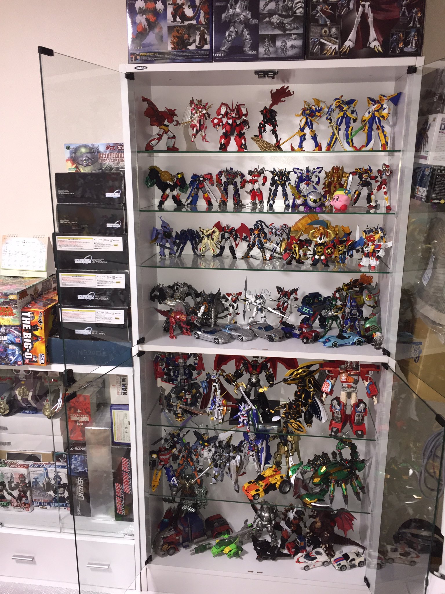 かすていら Twitter પર とりあえず土日でコレクションの大半を収納出来たぞー やっぱ飾らないと持ってる意味無いわ 後はガシャポンとか小物系を隙間に並べていくか 積みプラ ガレキの入るスペースも作れそうだしこれからドンドン作っていくぜー フィギュア棚