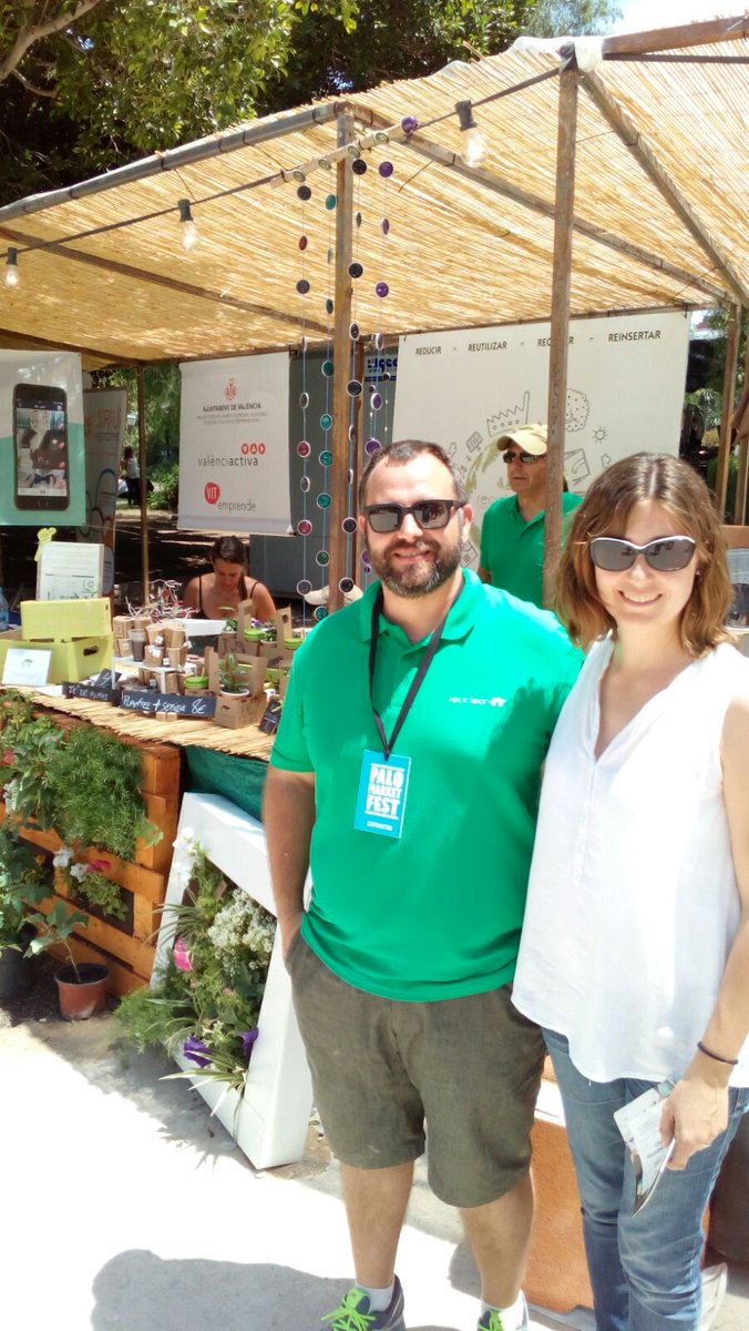 socialnest_org's tweet photo. Nuestrxs emprendedorxs de @reciclean @upcyclick @NunnaOnline dándolo todo (a pesar del calor!) en #PaloMarketFest. 💪💪💪 https://t.co/m4w0dKJCzh