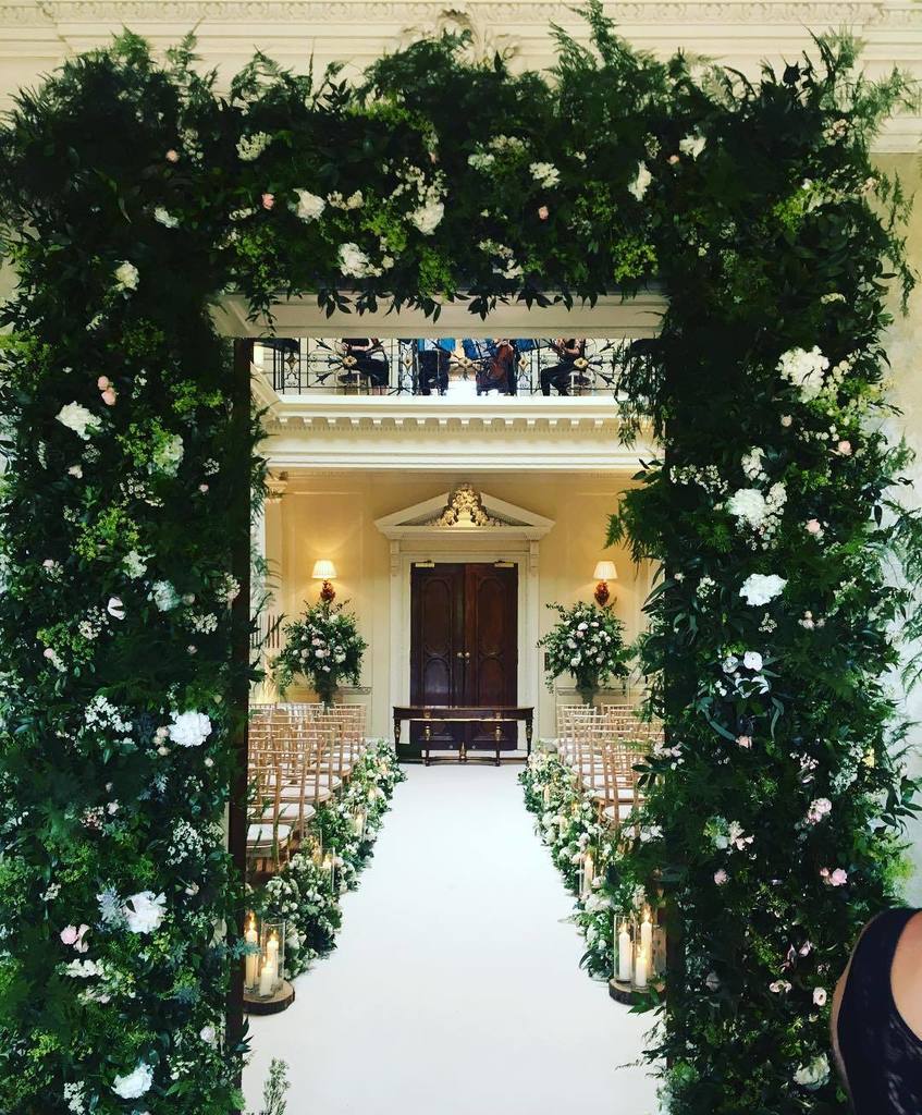 wildaboutflower's tweet photo. Todays enchanted garden wedding .... @hedsor with the lovely @cranberryblueweddings ..... #luxurywedding #weddingflowers #foliagearch #heds… https://t.co/enuUnq15DN