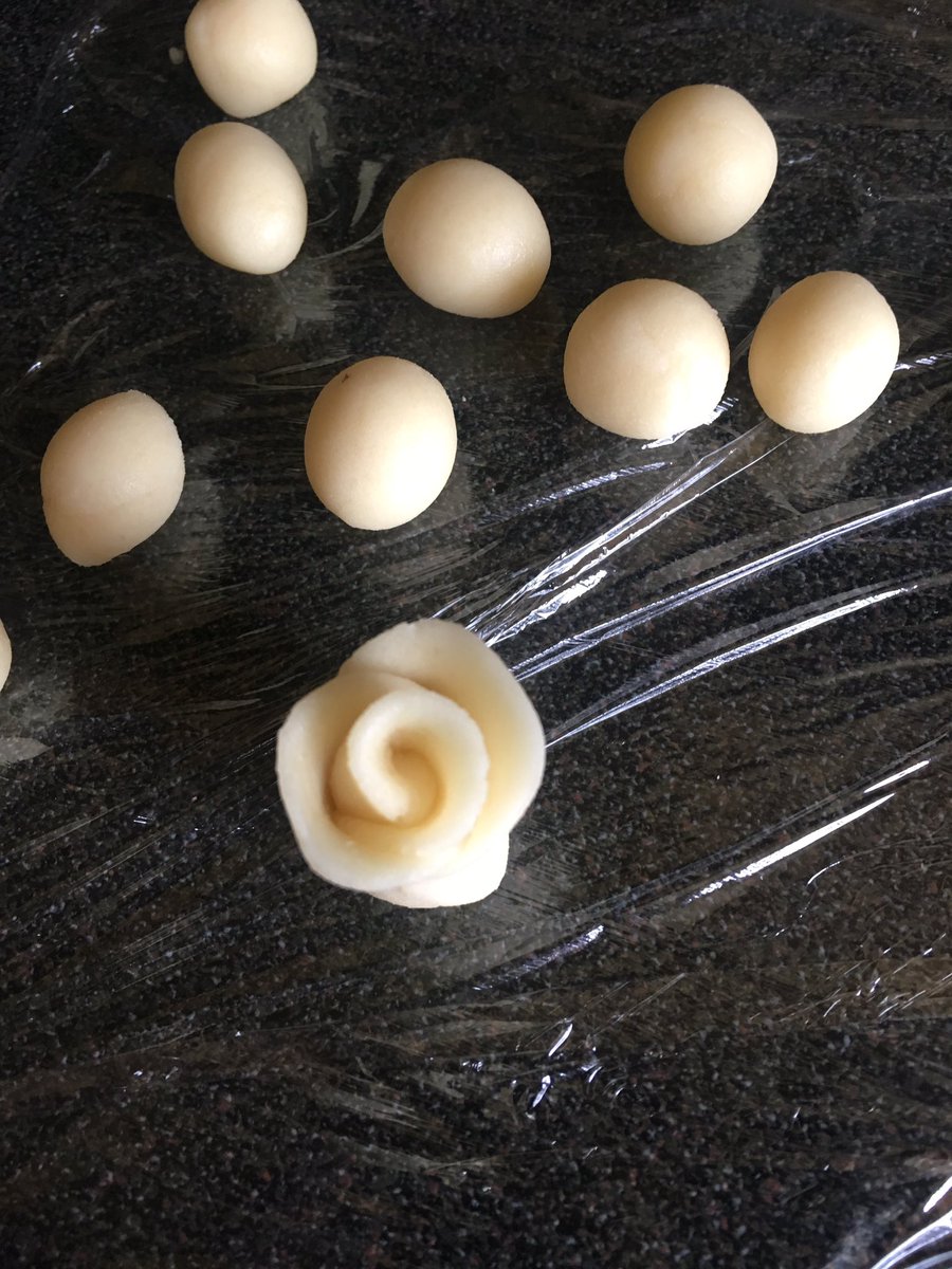 CakesByHaich's tweet photo. #Sunday #practice #sugarpaste #fondant #marzipan #roses #sundaylessons #learning https://t.co/WJjFWLLNrD