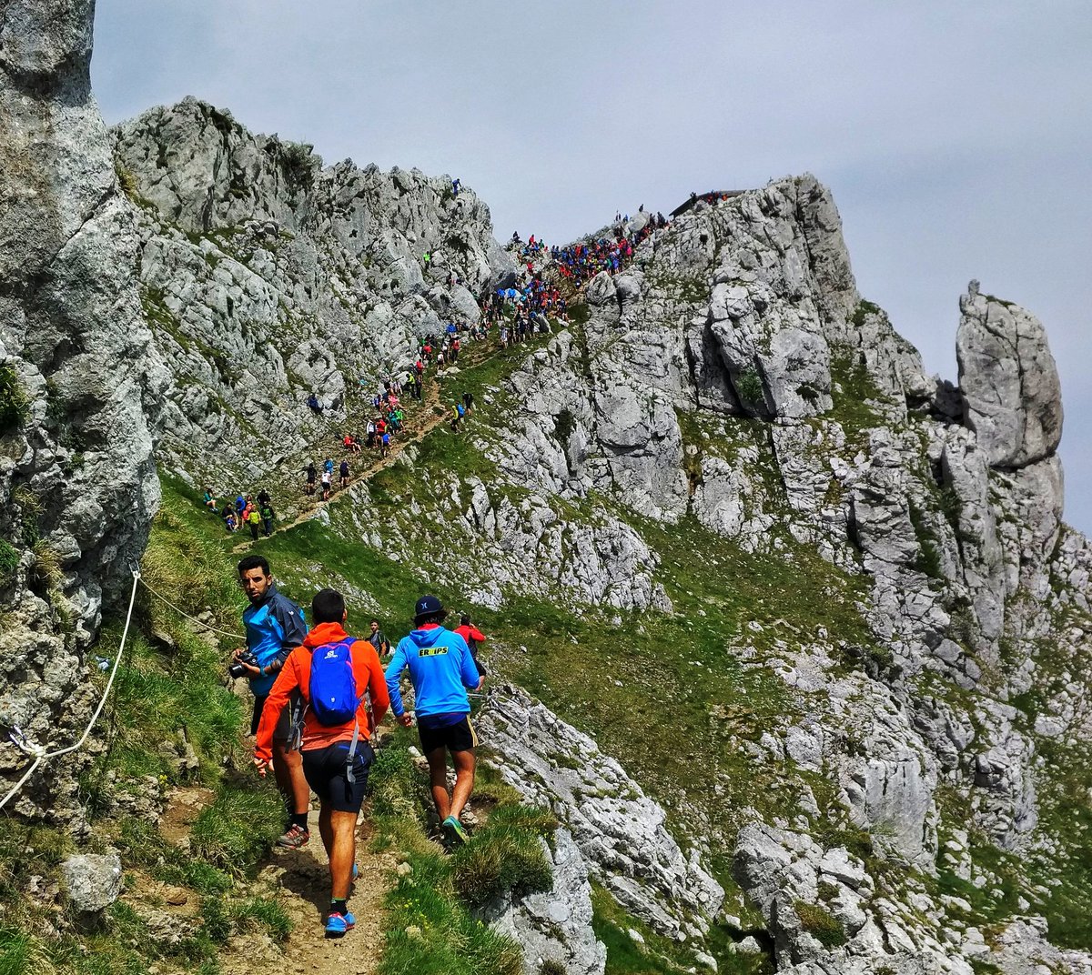 PyrStageRun's tweet photo. Gran fin de semana en @ZegamaAizkorri, siguiendo esta gran carrera que despierta pasiones! Nos encanta el espíritu Zegama! 😀 👌 #RunPyrenees https://t.co/hnbicgnULA