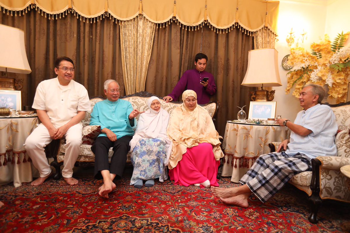 Meluangkan masa bersama bonda dan keluarga selepas berbuka tadi. Alhamdullilah