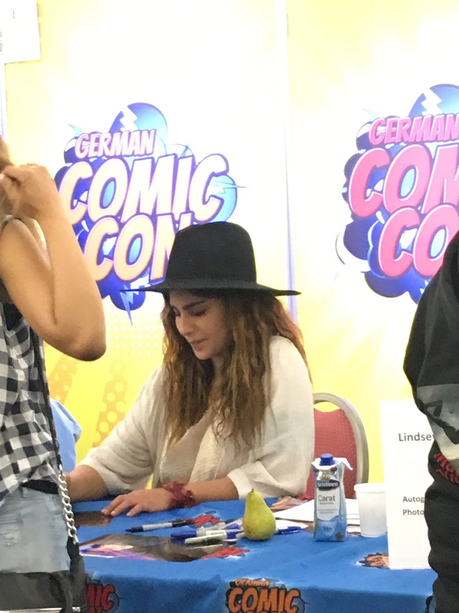 NadiaHilkerFR's tweet photo. #PHOTO de Nadia signant des autographes ( via @linzzhilker ) #GCCMuenchen https://t.co/VruWQLpYkc