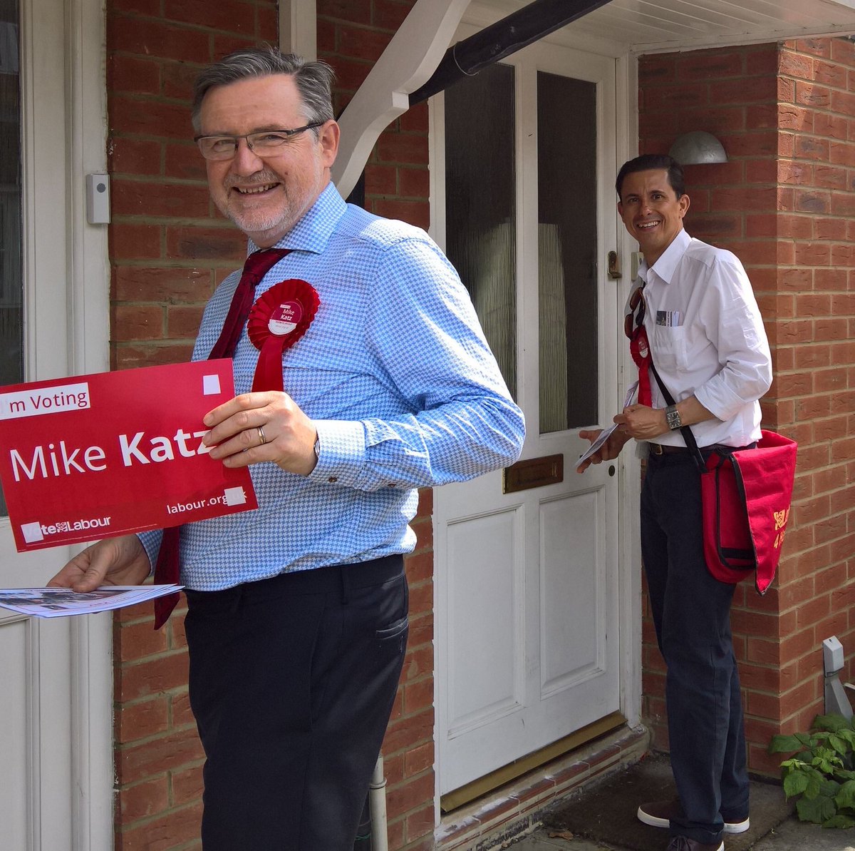 mikekatz's tweet photo. Great to be joined by @BarryGardiner @Jeremy_Newmark @PhilipGlanville @HackneyLabour on a bumper #labourdoorstep session in #WestHendon! https://t.co/XAUOO2ObRh