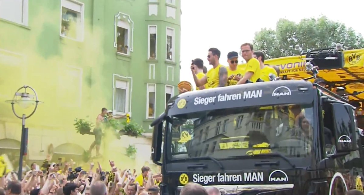 MagicAndre1981's tweet photo. @RaphGuerreiro @woodyinho #Feierbiester 🏆💪🖤💛 #DOfinale #korsobvb https://t.co/qSOzdtG2rB