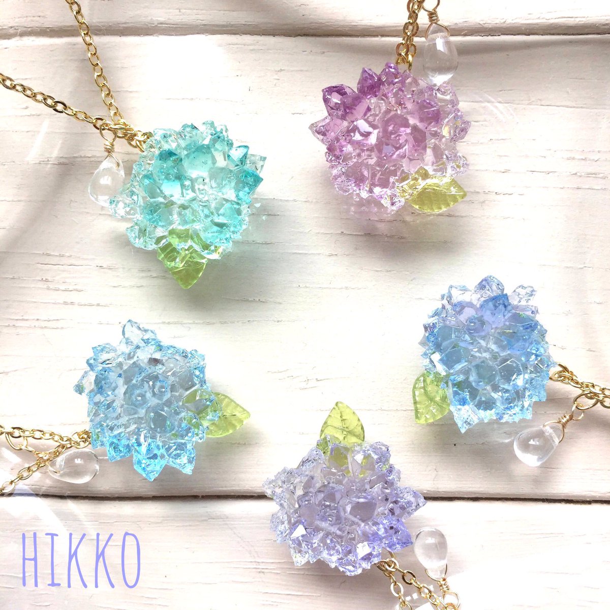 Hikko ひっこ Twitter પર 今年も紫陽花レジンの季節 今年は良い色に出来るかなー って 毎年挑戦したくなる 去年使ってたモールドよりも 今年ゲットしたまかろにさん W Prpr のモールドの方が紫陽花感が好み 着色は安定のレジン道さん Resindou1