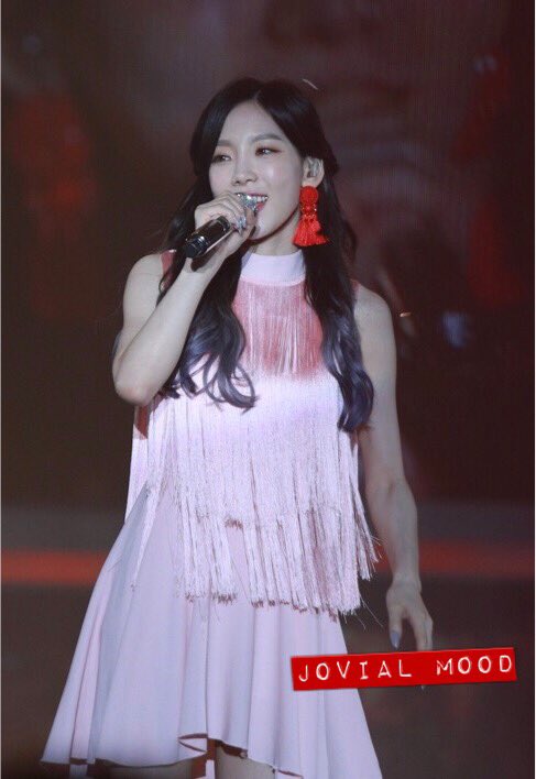 [PIC][27-05-2017]TaeYeon khởi hành đi Thái Lan để tham gia Concert - "PERSONA in BANGKOK" vào chiều nay - Page 2 DA7IiwJUIAAUR6P