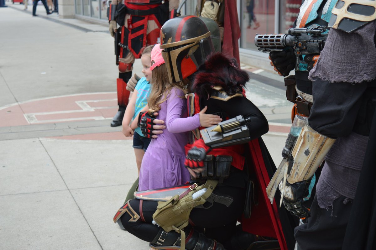 KyrimorutClan's tweet photo. Moments like this make it all worth it! #washingtonnationals #mandalorianmercs #kyromrutclan #mmcc #mandolife #hugs #starwars #worthit https://t.co/zET7warelN