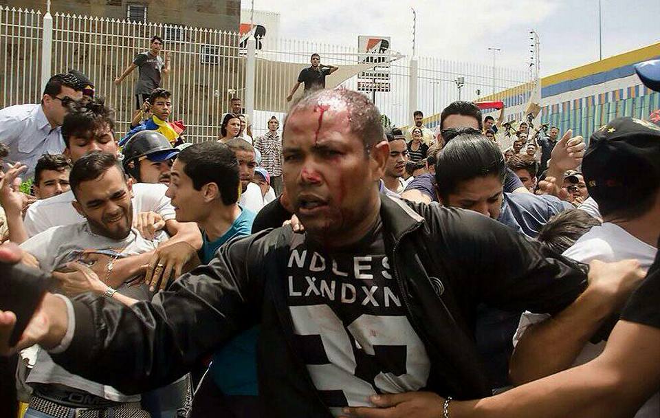 KatuArkonada's tweet photo. Los medios de desinformación no nos cuentan que en Venezuela han asesinado, linchado por la oposición violenta, a un teniente de la GNB https://t.co/bRGxqehTc6
