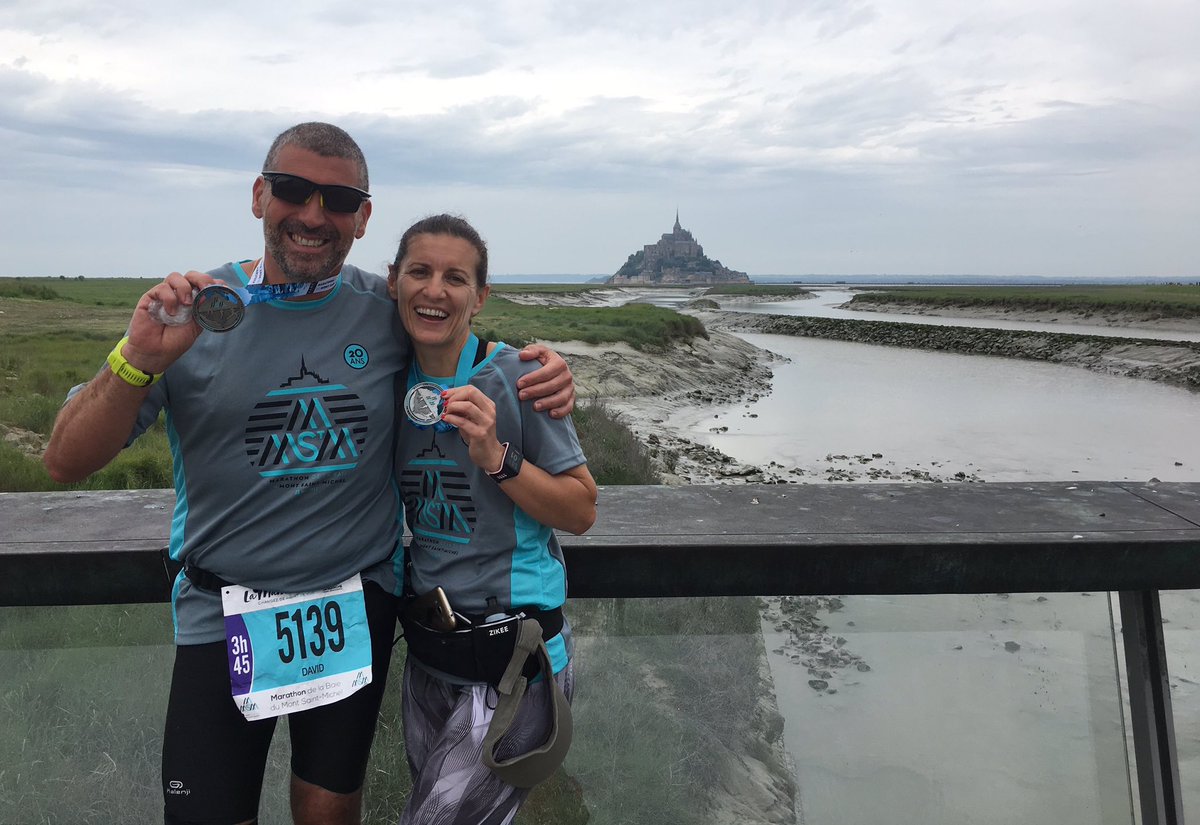 Sylvie &amp; David sont venus d'Ajaccio en Corse pour cette photo que seuls les finishers du #MarathonMSM peuvent s'offrir ! 🏃👊